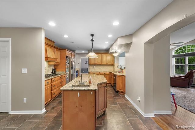 26060 Hidden Lane, Grosse Ile, MI 48138