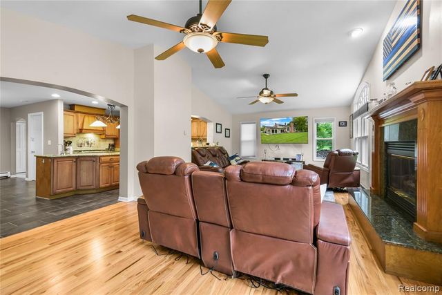 26060 Hidden Lane, Grosse Ile, MI 48138