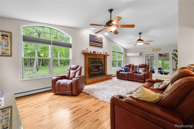 26060 Hidden Lane, Grosse Ile, MI 48138