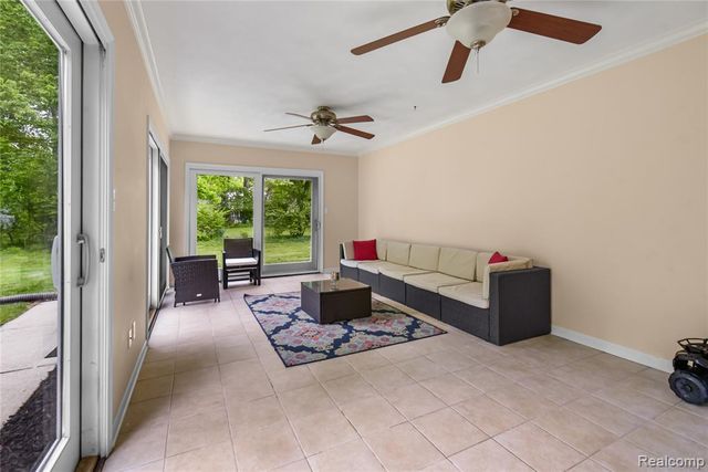 26060 Hidden Lane, Grosse Ile, MI 48138