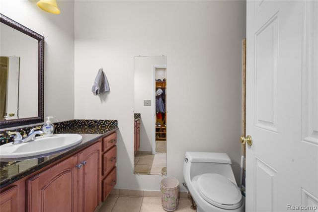 26060 Hidden Lane, Grosse Ile, MI 48138