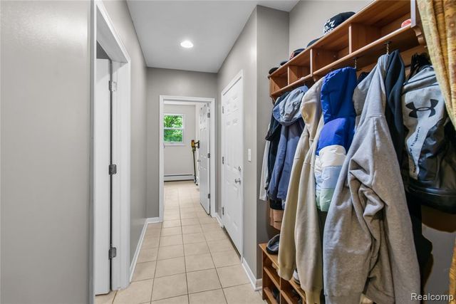 26060 Hidden Lane, Grosse Ile, MI 48138