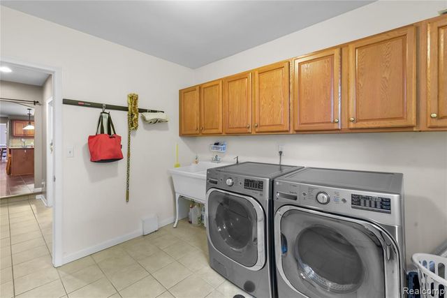 26060 Hidden Lane, Grosse Ile, MI 48138