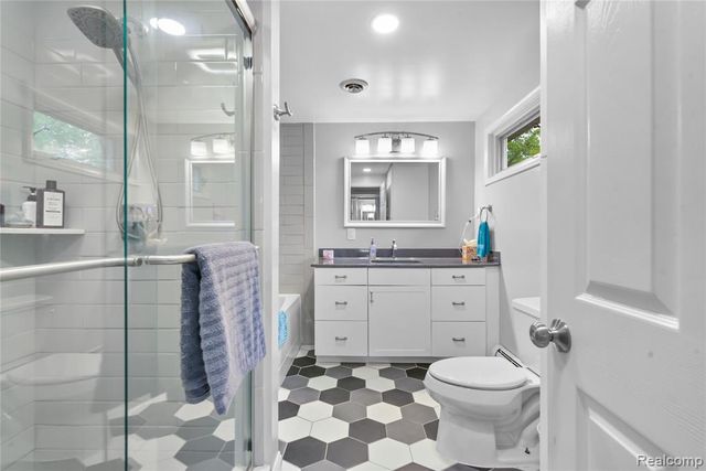 26060 Hidden Lane, Grosse Ile, MI 48138