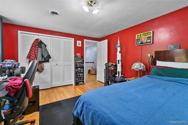 26060 Hidden Lane, Grosse Ile, MI 48138