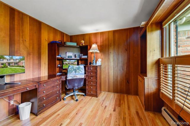 26060 Hidden Lane, Grosse Ile, MI 48138