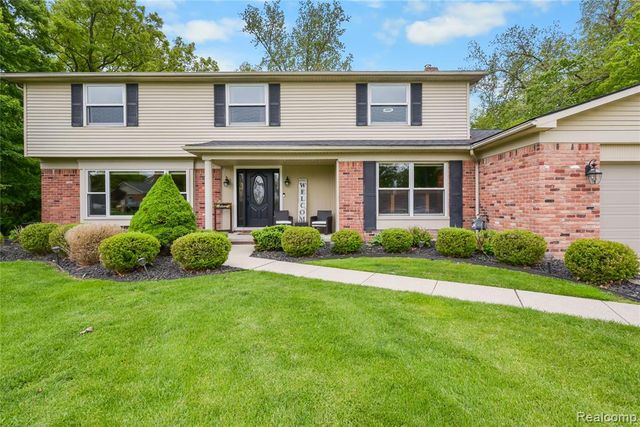 26060 Hidden Lane, Grosse Ile, MI 48138