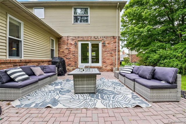26060 Hidden Lane, Grosse Ile, MI 48138