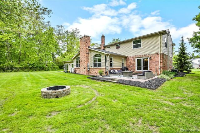 26060 Hidden Lane, Grosse Ile, MI 48138