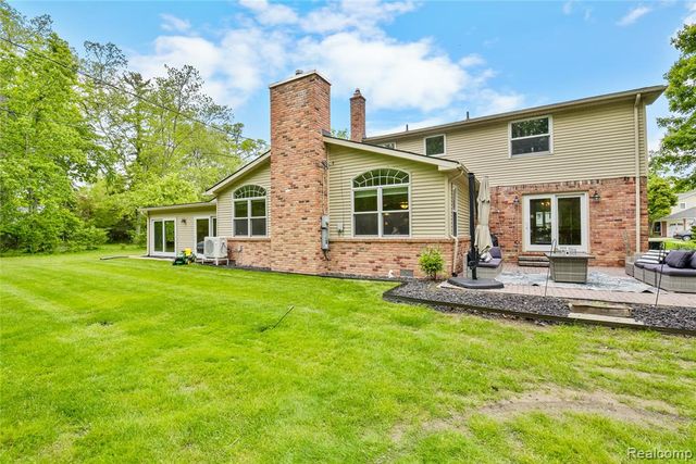 26060 Hidden Lane, Grosse Ile, MI 48138