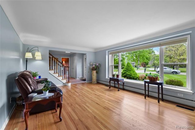 26060 Hidden Lane, Grosse Ile, MI 48138