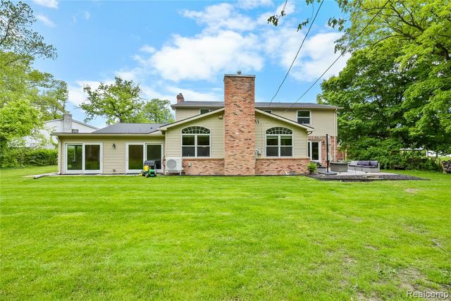 26060 Hidden Lane, Grosse Ile, MI 48138