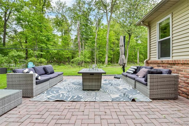 26060 Hidden Lane, Grosse Ile, MI 48138