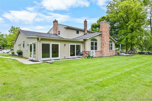 26060 Hidden Lane, Grosse Ile, MI 48138