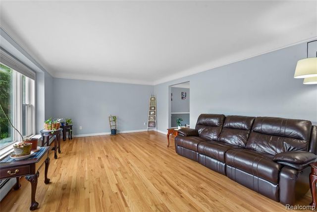 26060 Hidden Lane, Grosse Ile, MI 48138