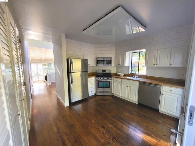 10 Sereno Cir, Oakland, CA 94619