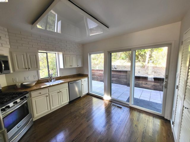 10 Sereno Cir, Oakland, CA 94619