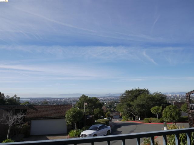 10 Sereno Cir, Oakland, CA 94619