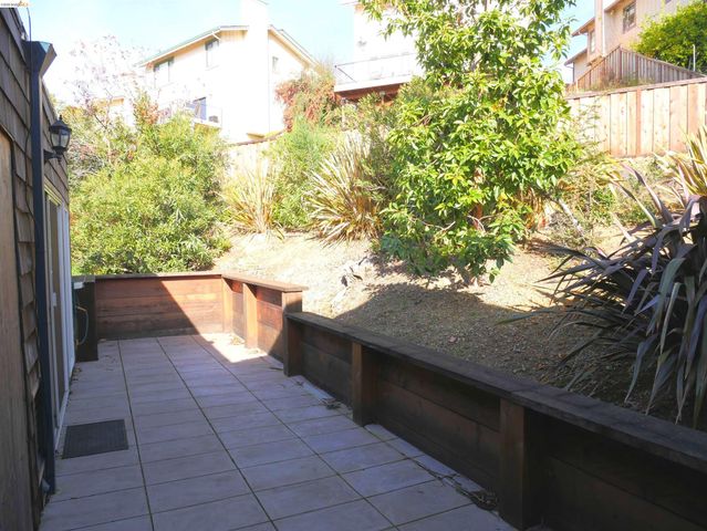 10 Sereno Cir, Oakland, CA 94619