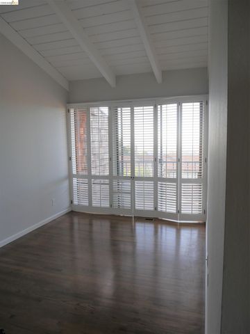 10 Sereno Cir, Oakland, CA 94619