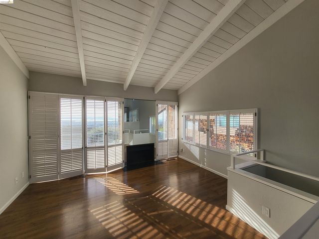 10 Sereno Cir, Oakland, CA 94619