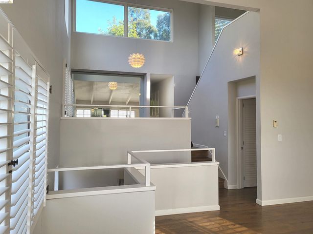 10 Sereno Cir, Oakland, CA 94619