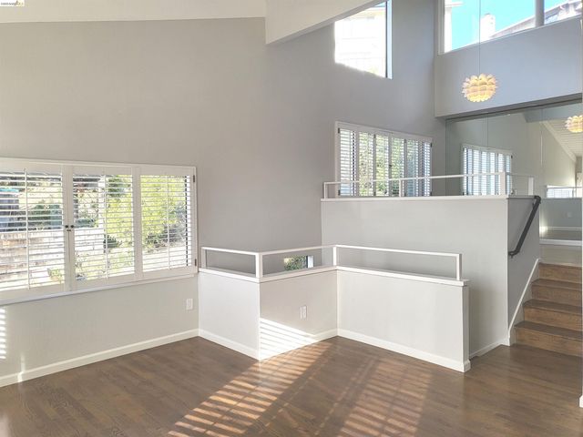 10 Sereno Cir, Oakland, CA 94619