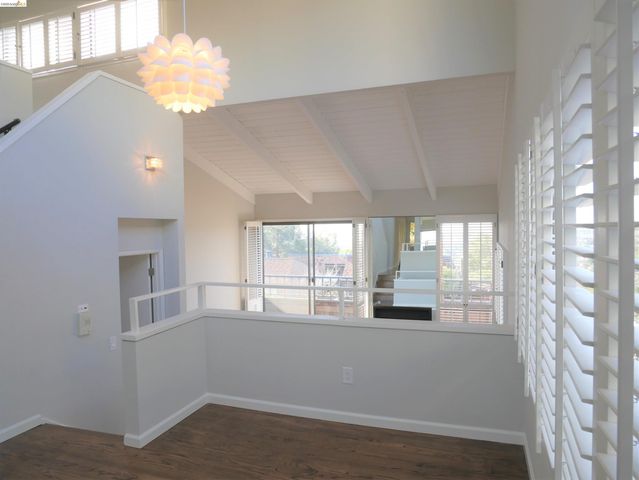 10 Sereno Cir, Oakland, CA 94619