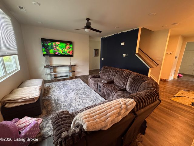 11913 Wooden Trace Dr, Louisville, KY 40229