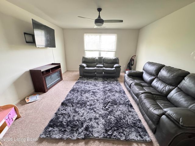 11913 Wooden Trace Dr, Louisville, KY 40229
