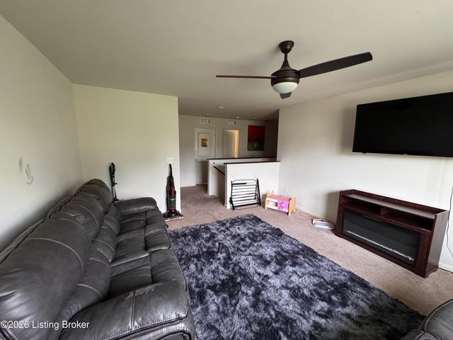 11913 Wooden Trace Dr, Louisville, KY 40229