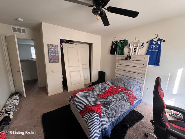11913 Wooden Trace Dr, Louisville, KY 40229