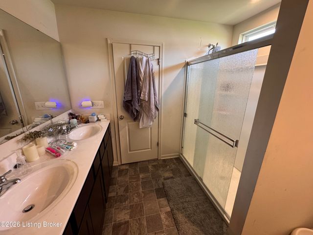11913 Wooden Trace Dr, Louisville, KY 40229