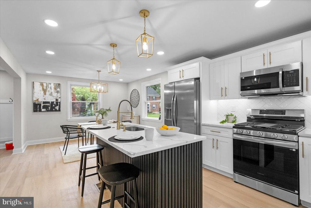 Image 11 of property listing at 6615 LAUREL DR, Baltimore, MD 21207