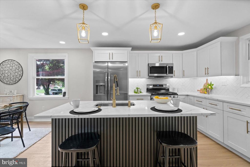 Image 12 of property listing at 6615 LAUREL DR, Baltimore, MD 21207