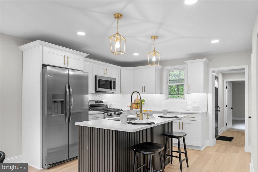 Image 13 of property listing at 6615 LAUREL DR, Baltimore, MD 21207