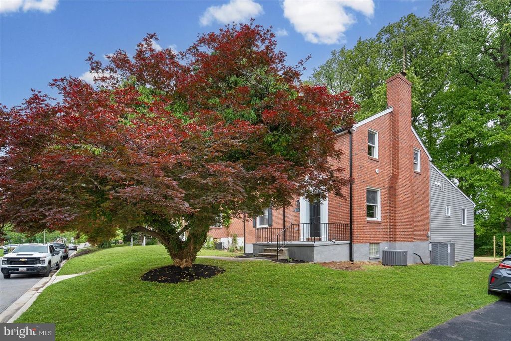 Image 4 of property listing at 6615 LAUREL DR, Baltimore, MD 21207