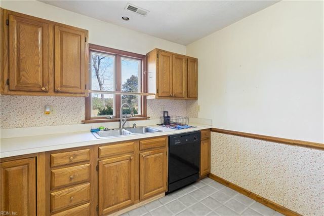 12522 Doles RD, Zuni, VA 23898