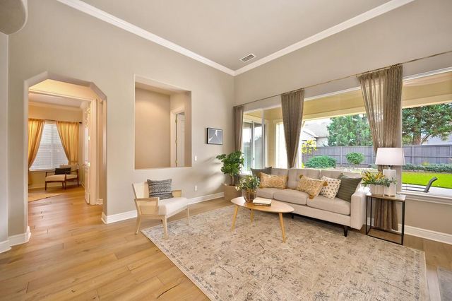 2726 Heritage Park Ln, Sacramento, CA 95835