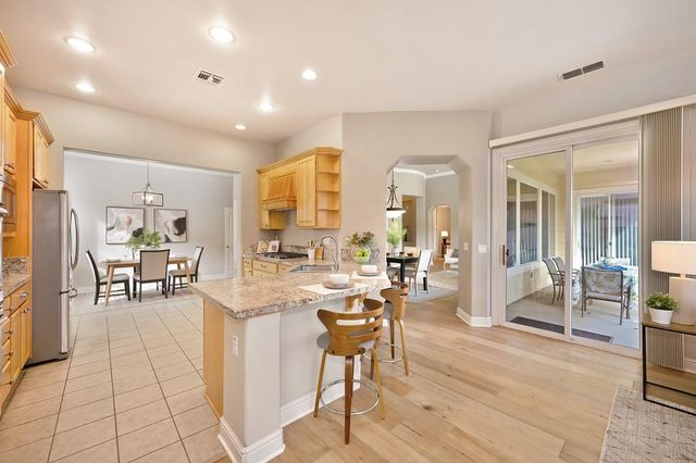 2726 Heritage Park Ln, Sacramento, CA 95835