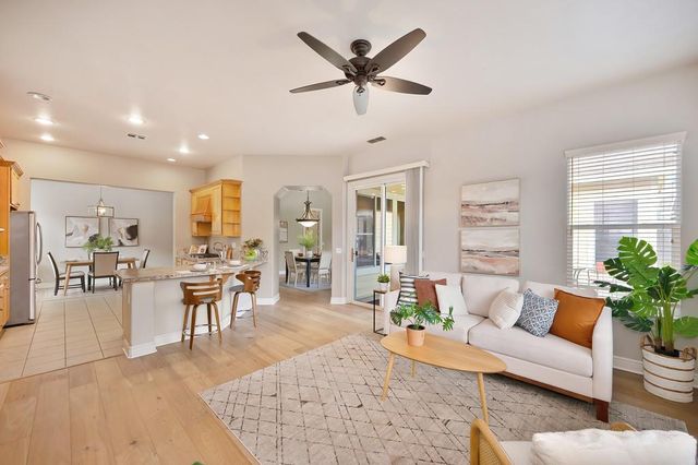 2726 Heritage Park Ln, Sacramento, CA 95835