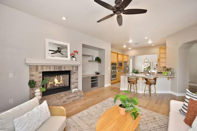 2726 Heritage Park Ln, Sacramento, CA 95835