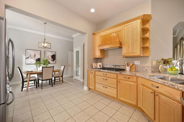 2726 Heritage Park Ln, Sacramento, CA 95835