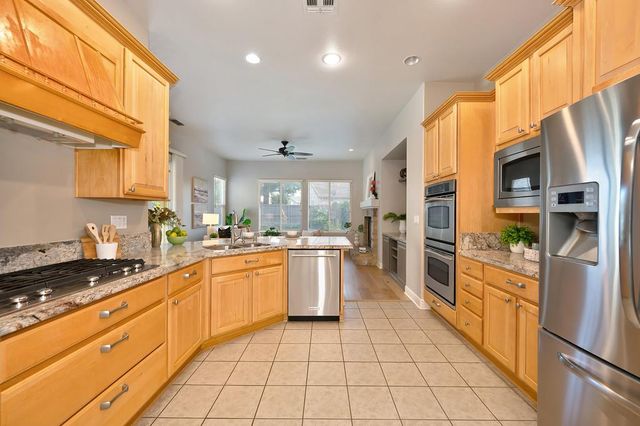 2726 Heritage Park Ln, Sacramento, CA 95835