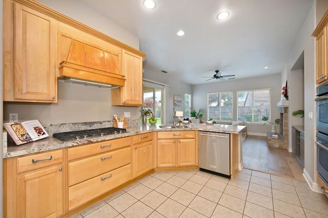 2726 Heritage Park Ln, Sacramento, CA 95835