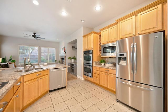 2726 Heritage Park Ln, Sacramento, CA 95835