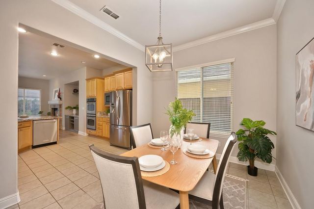 2726 Heritage Park Ln, Sacramento, CA 95835