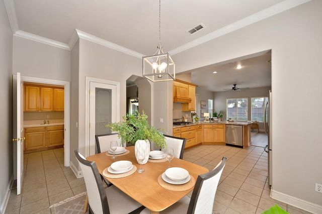 2726 Heritage Park Ln, Sacramento, CA 95835