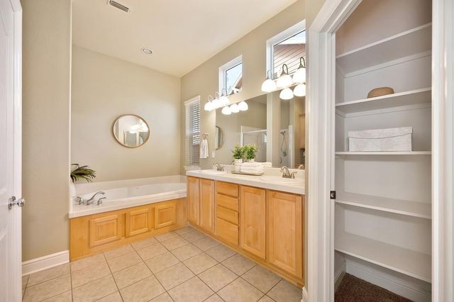 2726 Heritage Park Ln, Sacramento, CA 95835