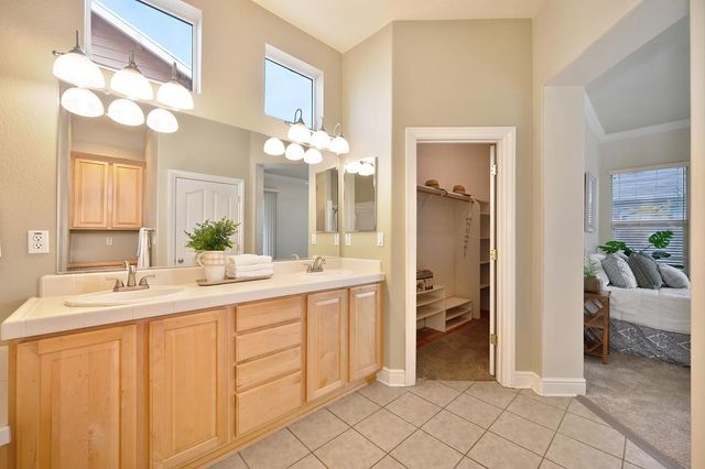 2726 Heritage Park Ln, Sacramento, CA 95835